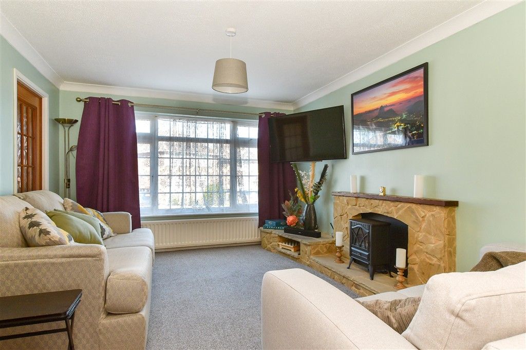 Property photo 3 of 13 Lounge