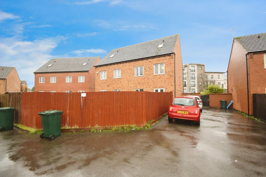 Property photo 3 of 20 Rear Driveway