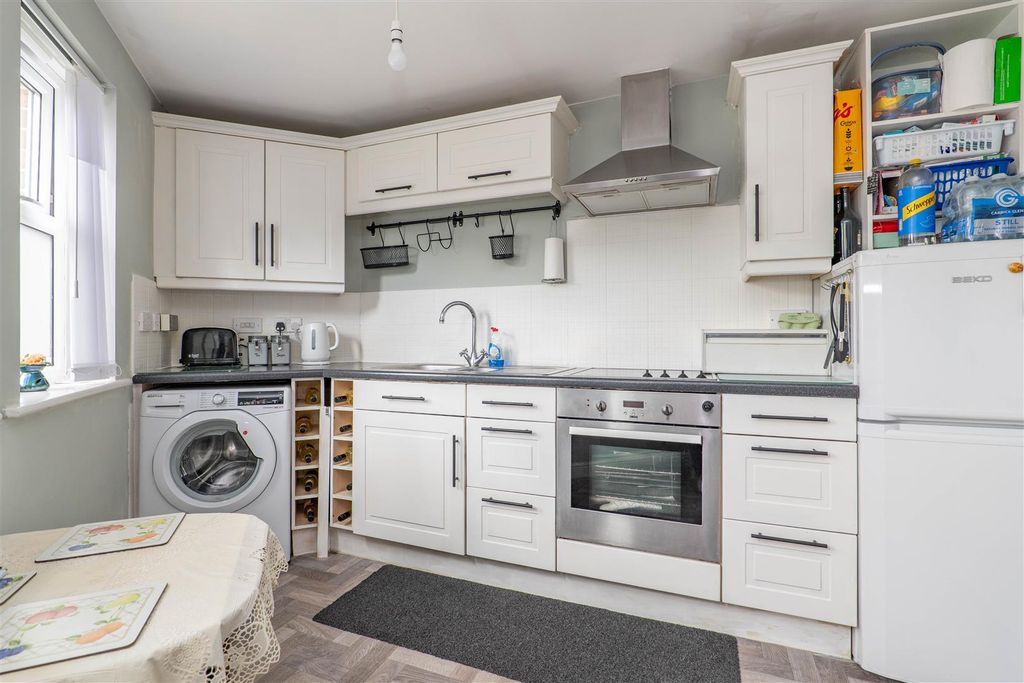 Property photo 3 of 16 Kitchen