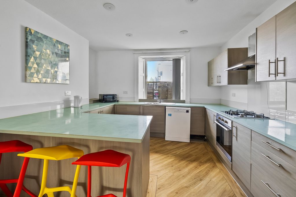 Property photo 3 of 43