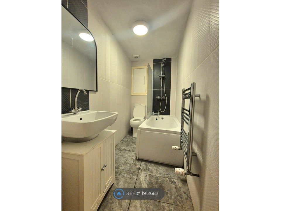 Property photo 3 of 7 Modern Bathroom