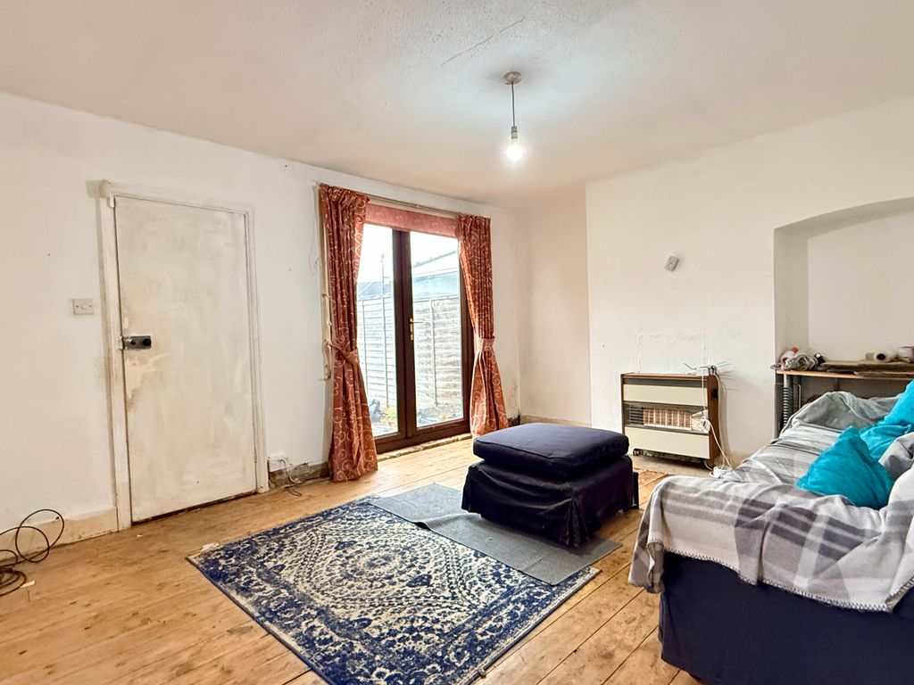 Property photo 3 of 11 Lounge