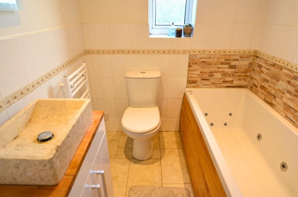 Property photo 1 of 8 Bathroom