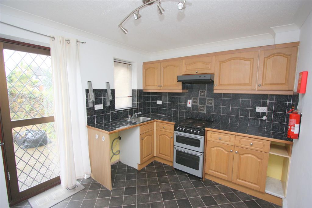 Property photo 3 of 7 2 Kingsley Court Kitchen