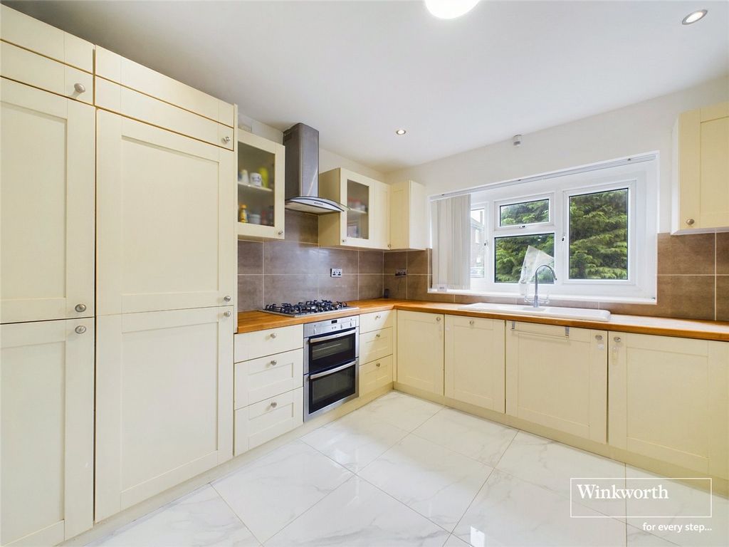 Property photo 3 of 11 Kitchen