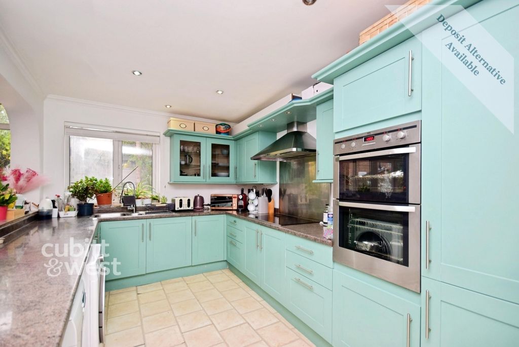 Property photo 3 of 19 Kitchen