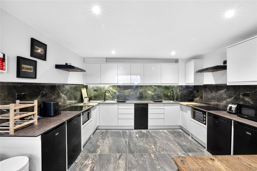 Property photo 3 of 20 Reception/Kitchen