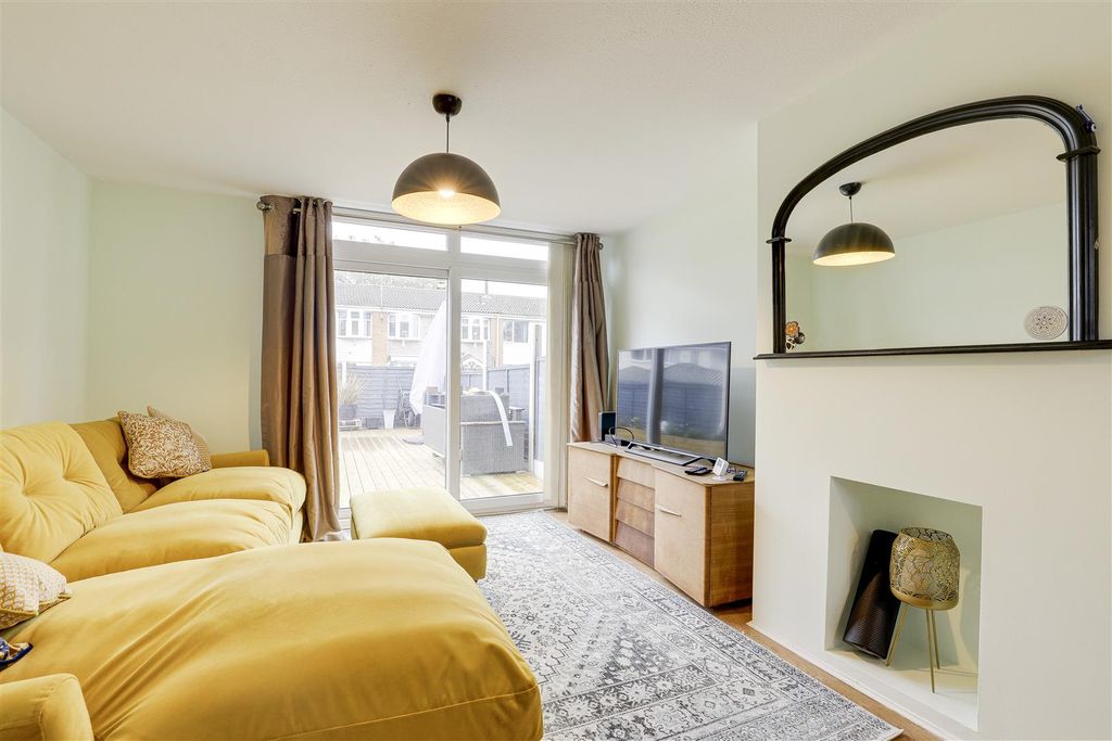 Property photo 3 of 18 11260.Jpg