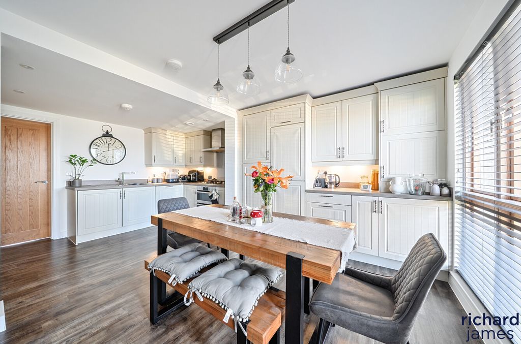 Property photo 2 of 12 15820499A75643B7A866Aee2F44F0E59