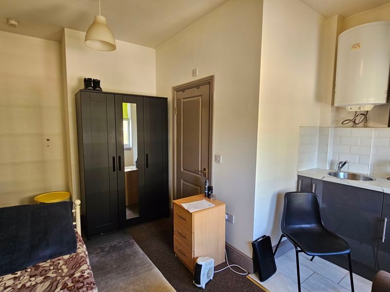 Property photo 3 of 7 Studio