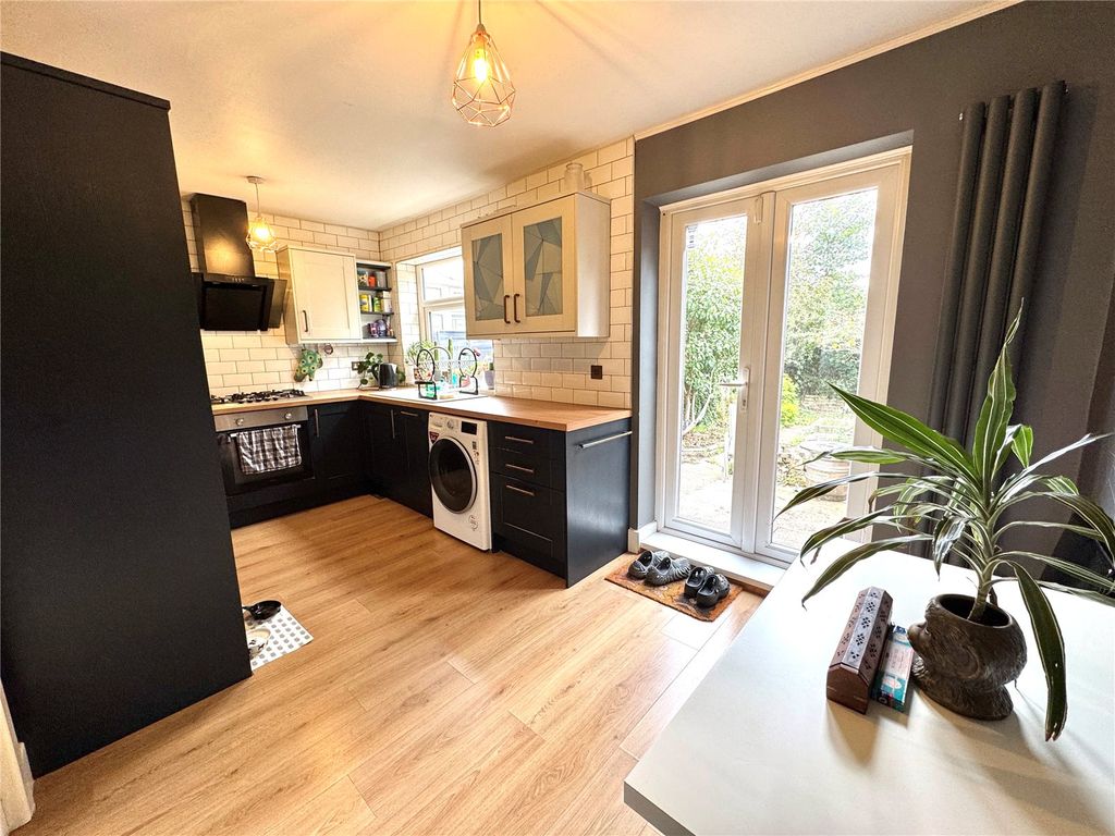 Property photo 3 of 11 Kitchen