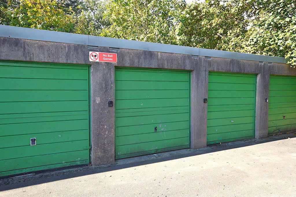 Property photo 1 of 2 Garage External
