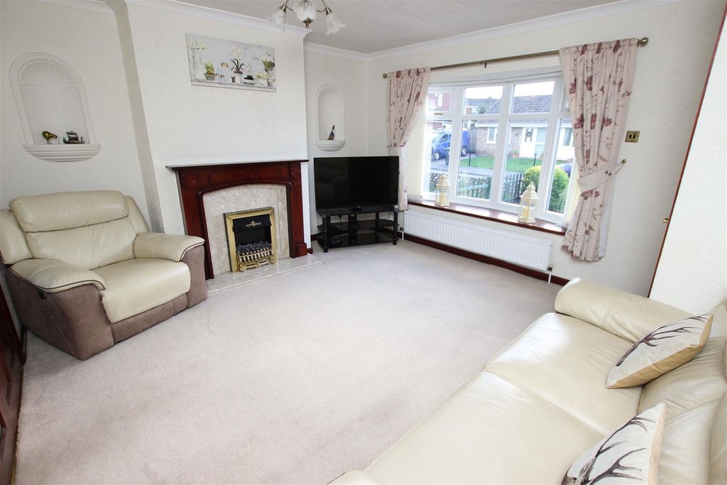 Property photo 3 of 14 Lounge