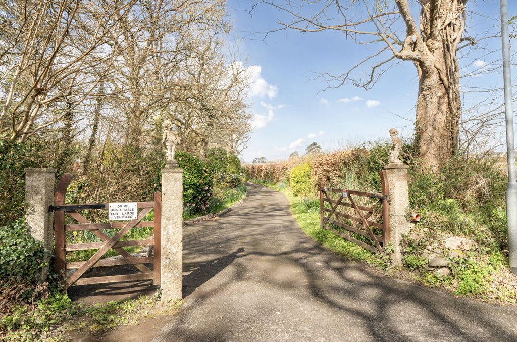 Property photo 3 of 24 Gate To Slade Mead