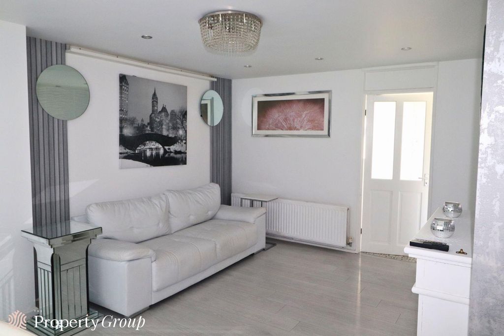 Property photo 2 of 8 Handley Close 12 (1).Jpg