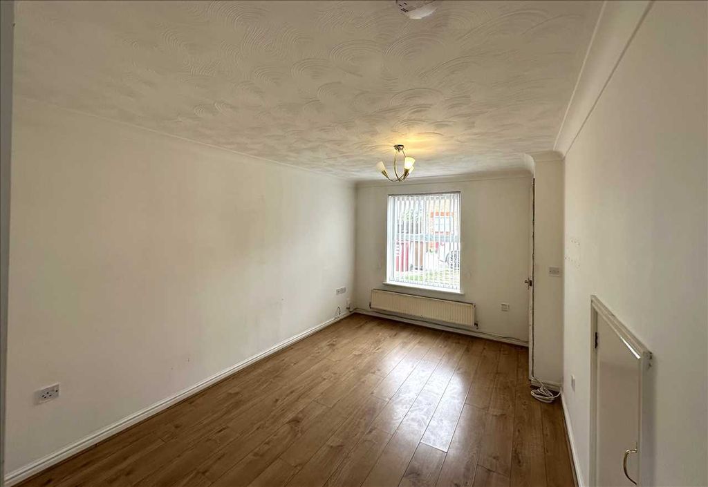 Property photo 3 of 16 Entrance Hall: