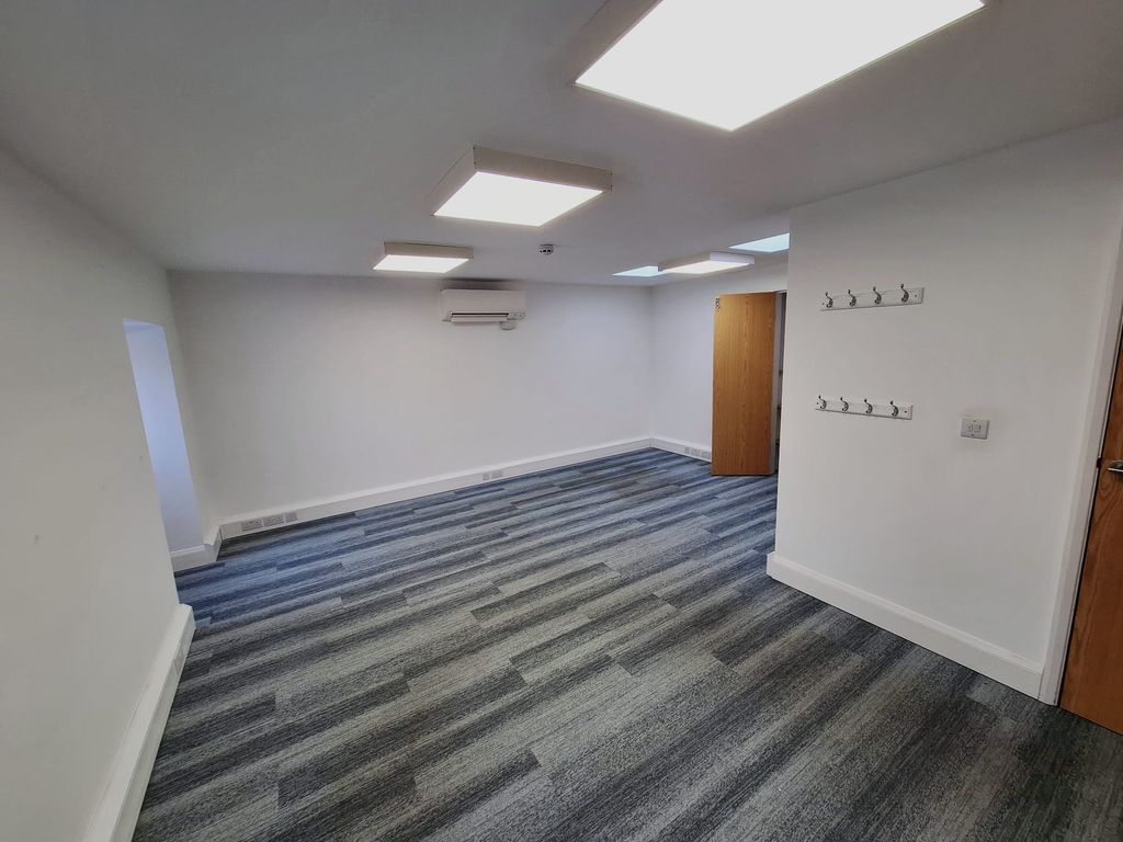 Property photo 1 of 3 6 Queen St Inside