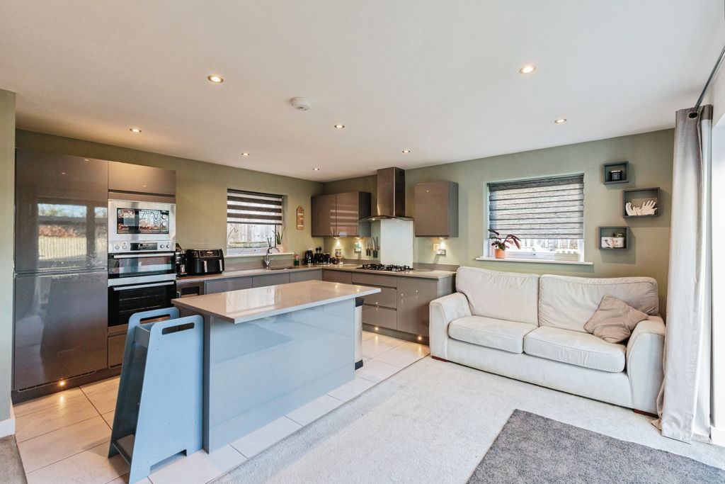 Property photo 1 of 28 Kitchen Diner Area