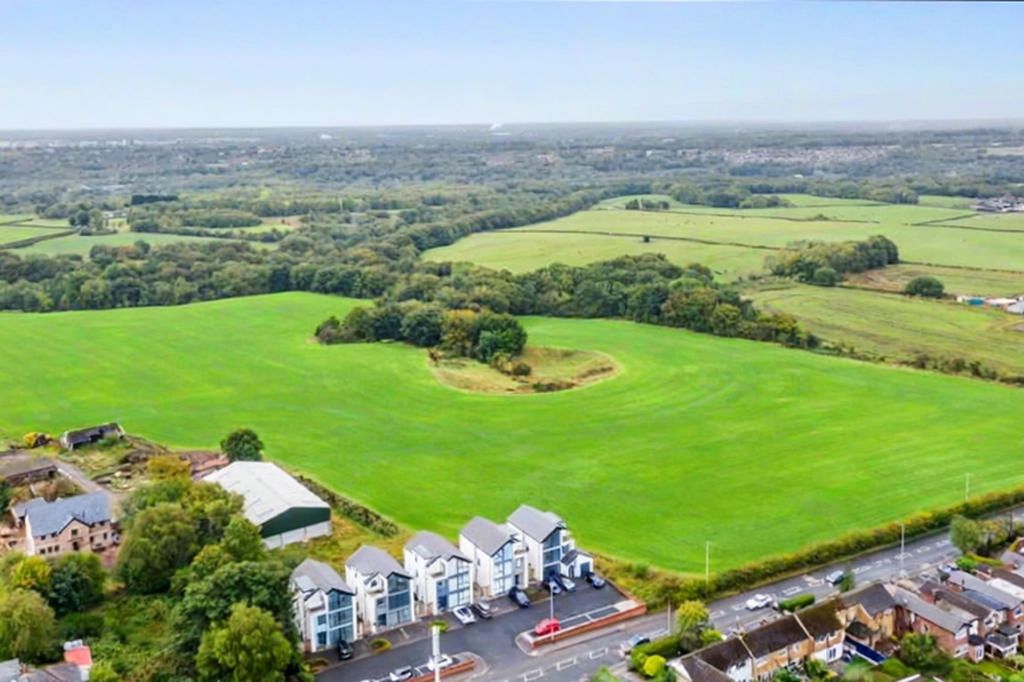 Property photo 2 of 31