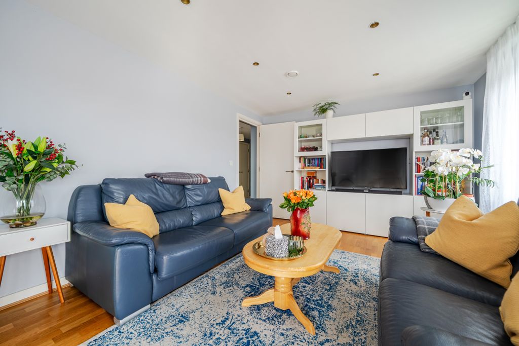 Property photo 2 of 16 Spacious Lounge