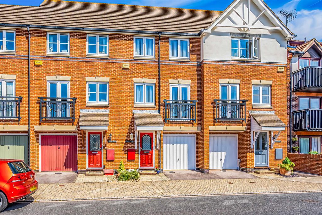 Property photo 1 of 22 52 Warblington Street, Portsmouth-Small-Porticomar