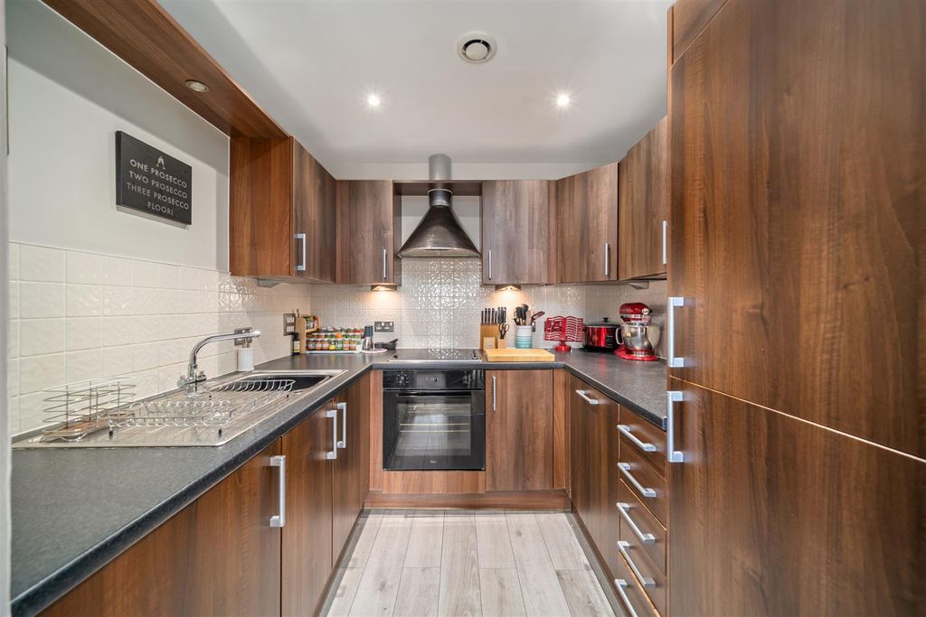 Property photo 3 of 12 Green Lane Sm4