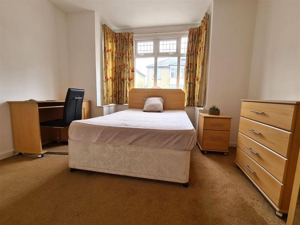Property photo 2 of 7 Bedroom 1 - 48 Elizabeth Way