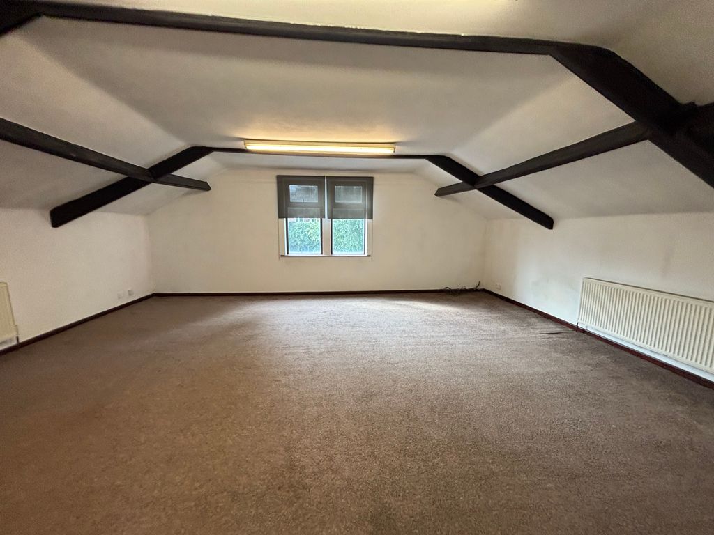 Property photo 3 of 8 Spacious 