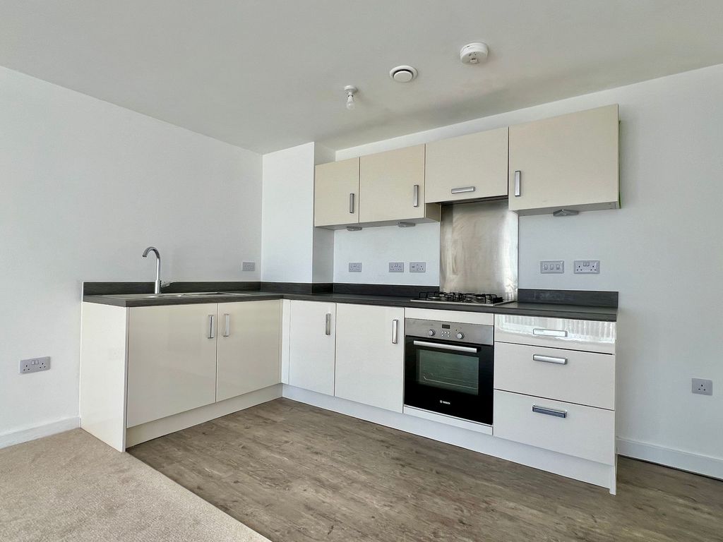 Property photo 3 of 17 Kitchen
