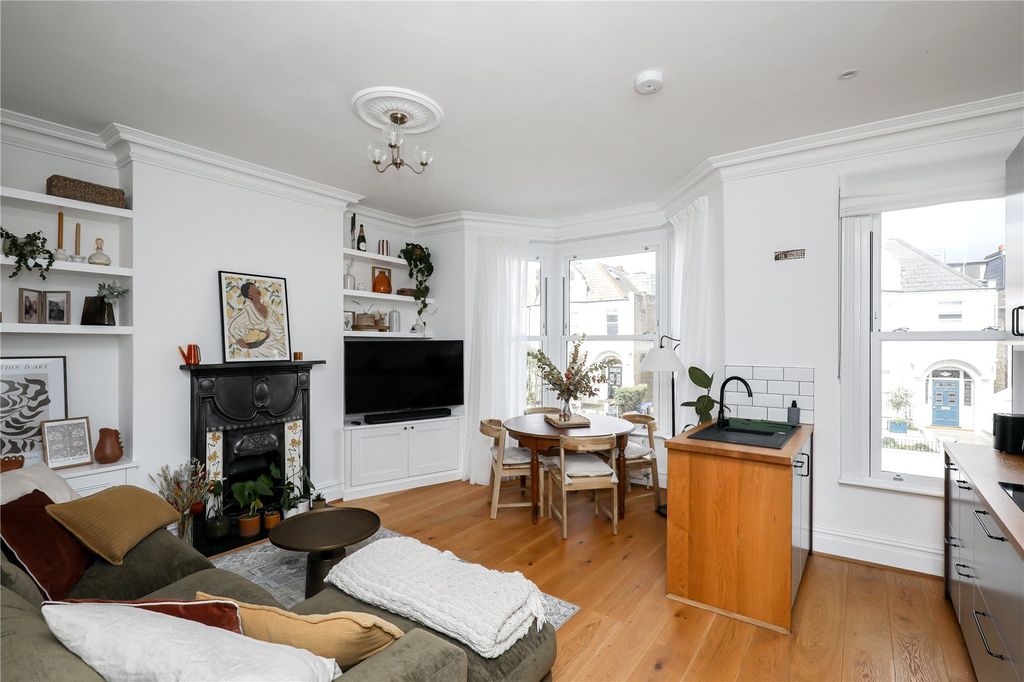 Property photo 1 of 7 Living Room
