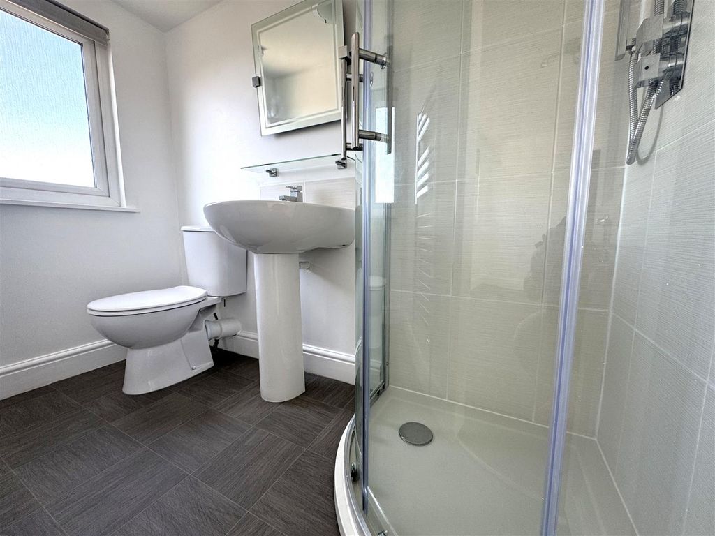Property photo 3 of 17 Ensuite