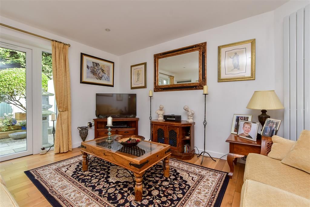 Property photo 3 of 14 Lounge