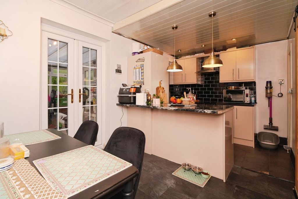 Property photo 3 of 17 Kitchen Diner