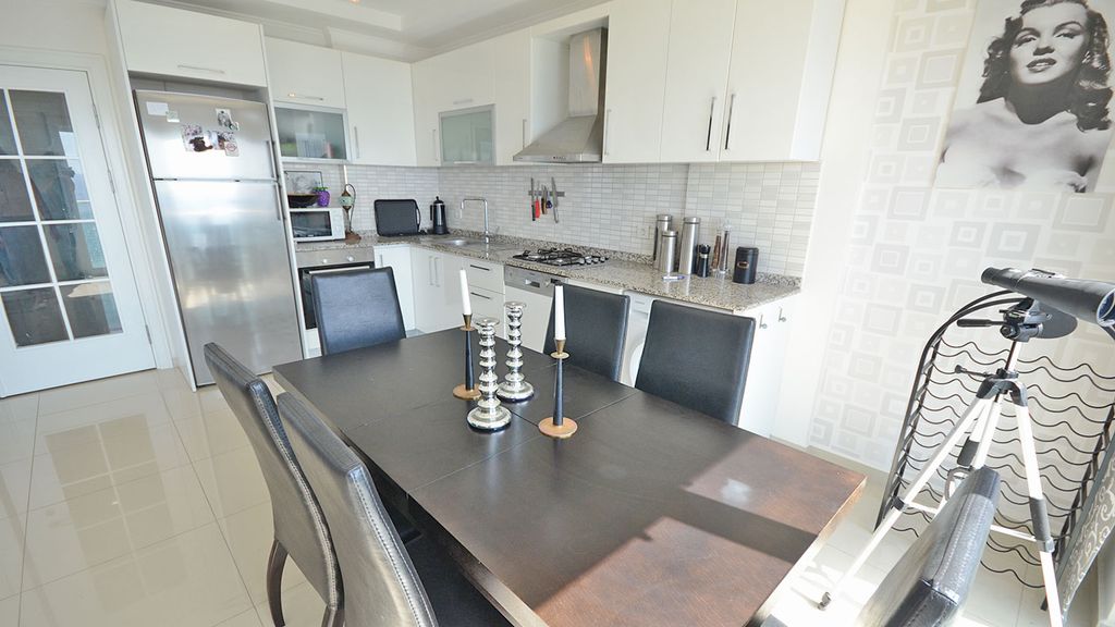 Property photo 2 of 32