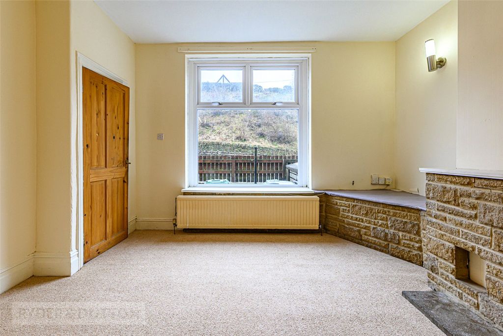 Property photo 3 of 17 Living Room