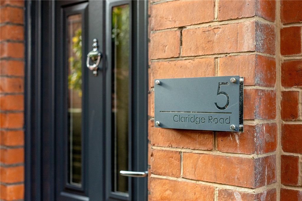 Property photo 2 of 17 Claridge Road