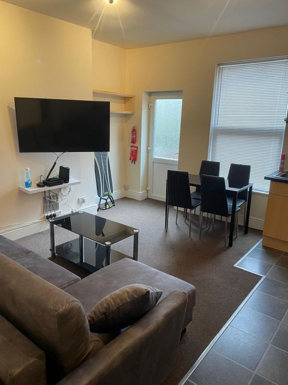 Property photo 2 of 31 Bright, Tidy Open-Plan Living Area With A Comforta...