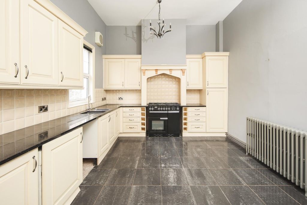 Property photo 2 of 25 Kitchen