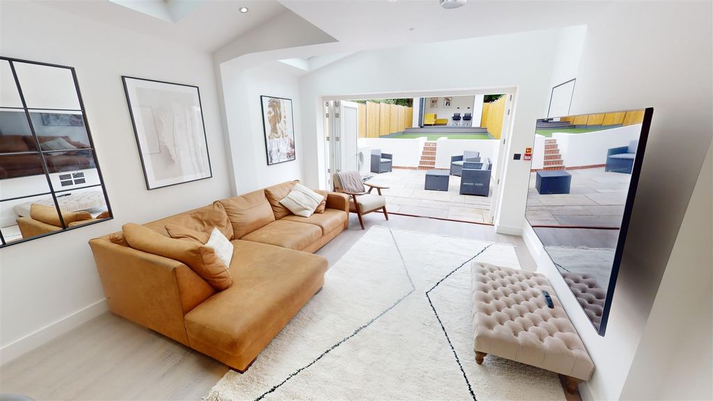Property photo 3 of 18 289-Dawlish-Road-Liv
