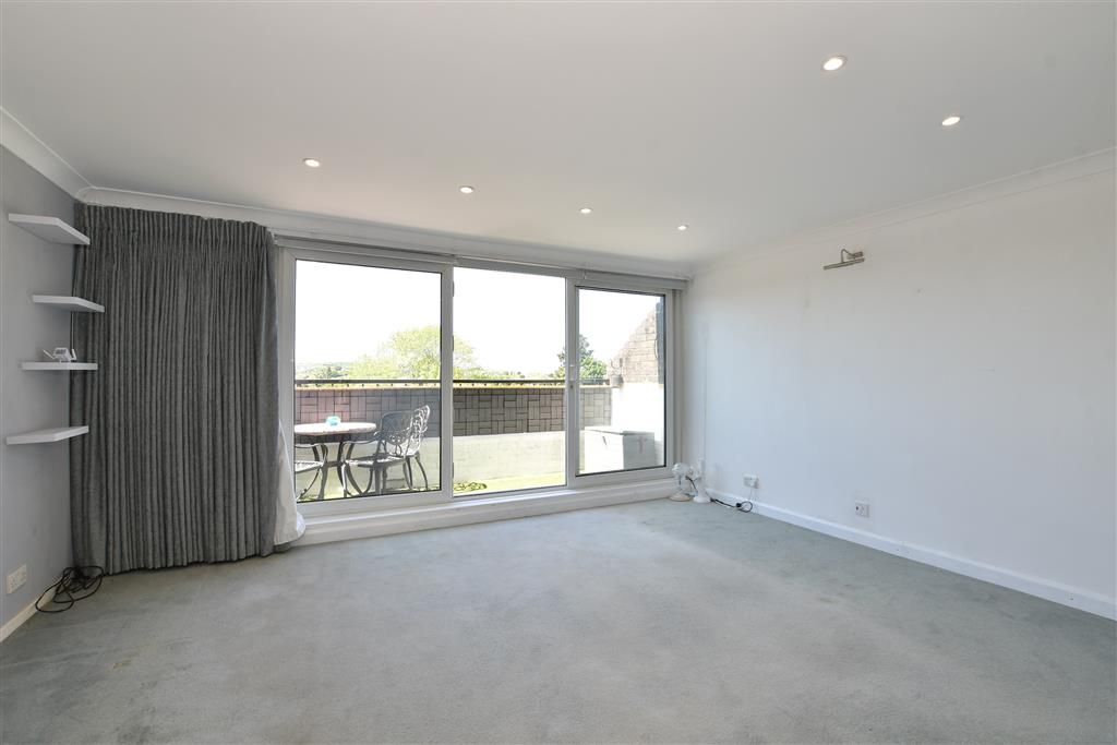 Property photo 3 of 16 Lounge