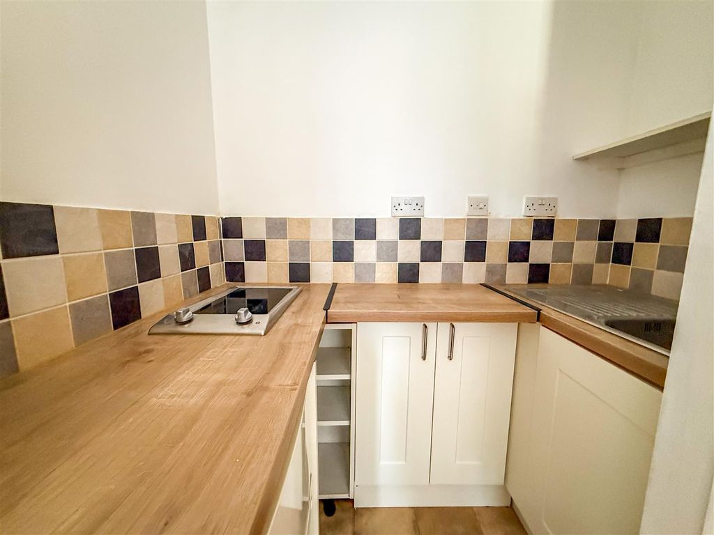 Property photo 3 of 8 Kitchen