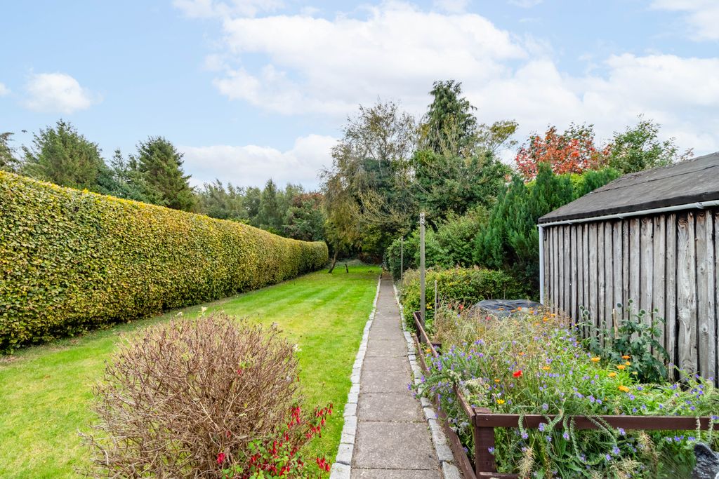 Property photo 2 of 22 Front Garden
