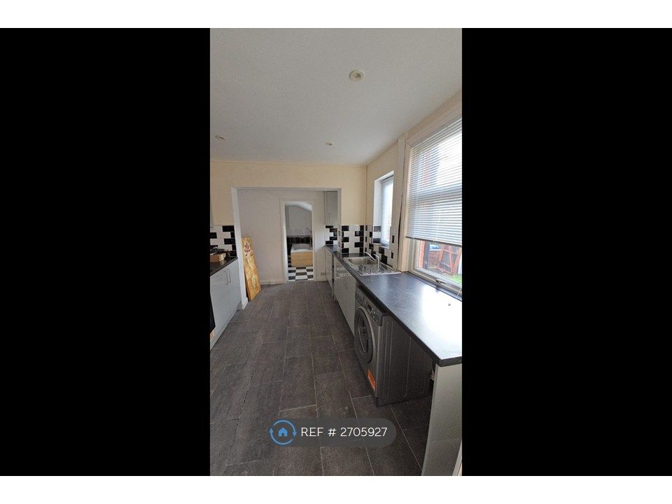 Property photo 3 of 19 Kitchen