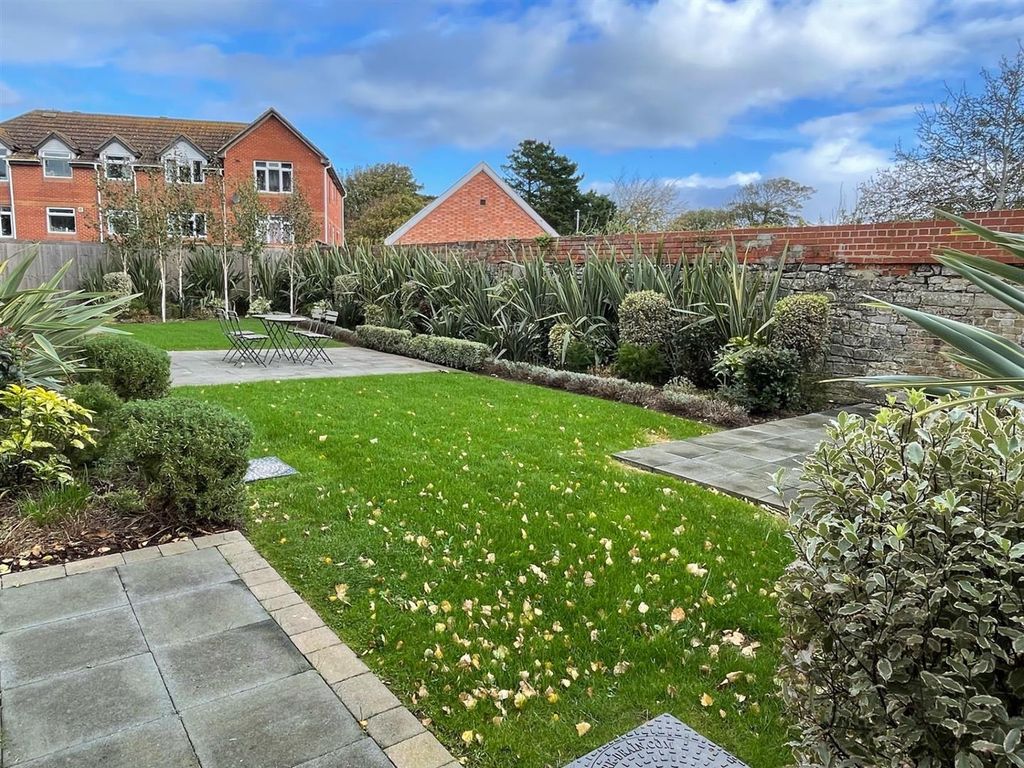 Property photo 2 of 18 Gardens.Jpg