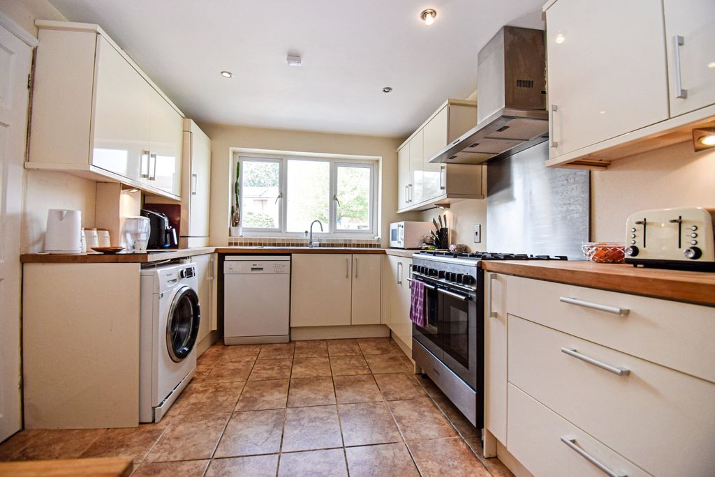 Property photo 3 of 14 Kitchen