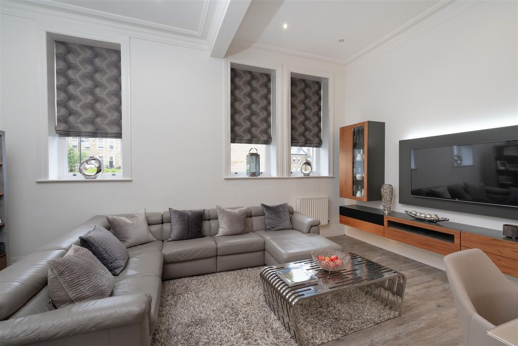 Property photo 3 of 11 Living Room