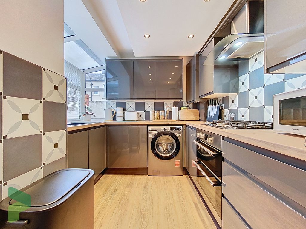 Property photo 2 of 17 Fitted Kitchen