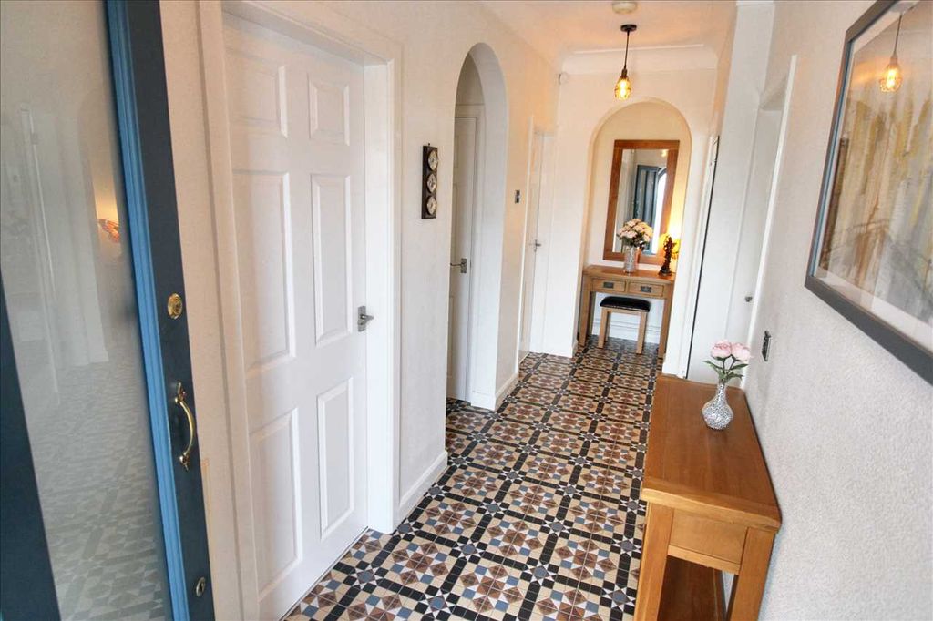 Property photo 2 of 32 Entrance Hall