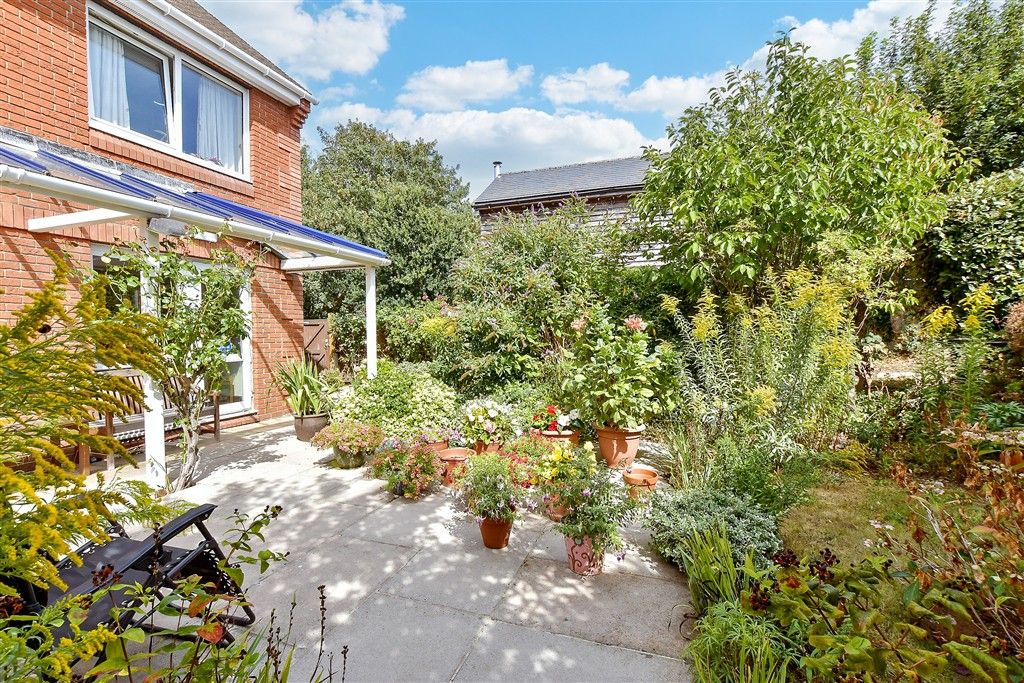 Property photo 2 of 7 Communal Gardens