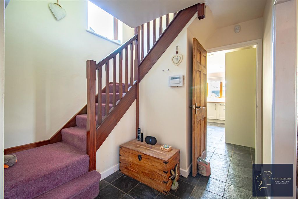 Property photo 2 of 23 Entrance Hall.